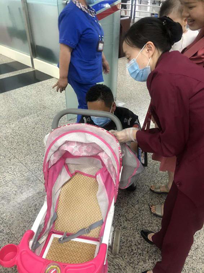 圖片1.png“真情服務(wù)”是讓旅客更加安心、放心、舒心的出行。行查室作為部門進(jìn)港服務(wù)的最后一個環(huán)節(jié)，在日常工作中也很注重服務(wù)細(xì)節(jié)。6月10日，行查室工作人員幫助旅客打開嬰兒車，為她排憂解難。.png
