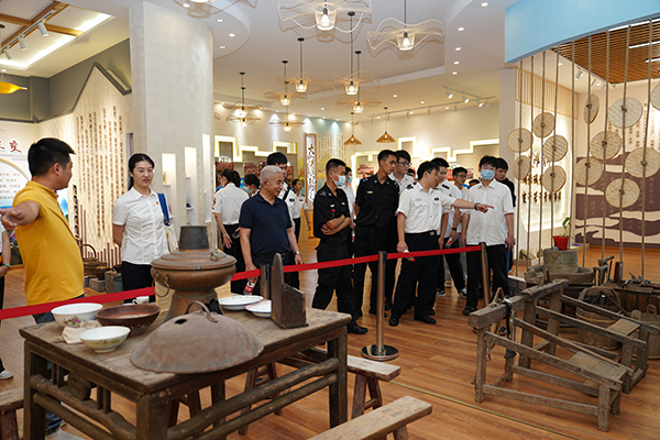 “助力鄉(xiāng)村振興，踐行艱苦奮斗” 將新員工黨性教育活動搬到對口幫扶村.jpg