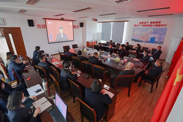 綿陽(yáng)機(jī)場(chǎng)黨員干部職工收聽(tīng)收看黨的二十大開幕會(huì)1.jpg