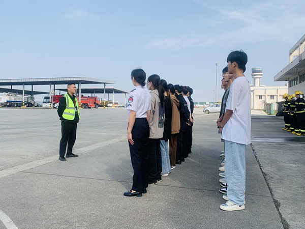 綿陽機場安檢站對閬中機場、民航校  實習生開展軍訓.png