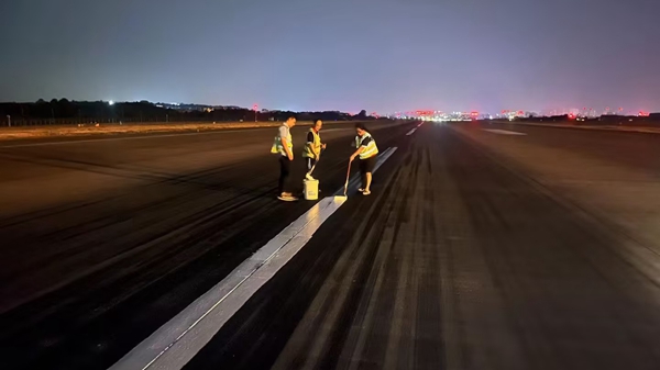 深夜，航班結(jié)束后，工作人員對跑道中心線進行復(fù)新_副本.jpg